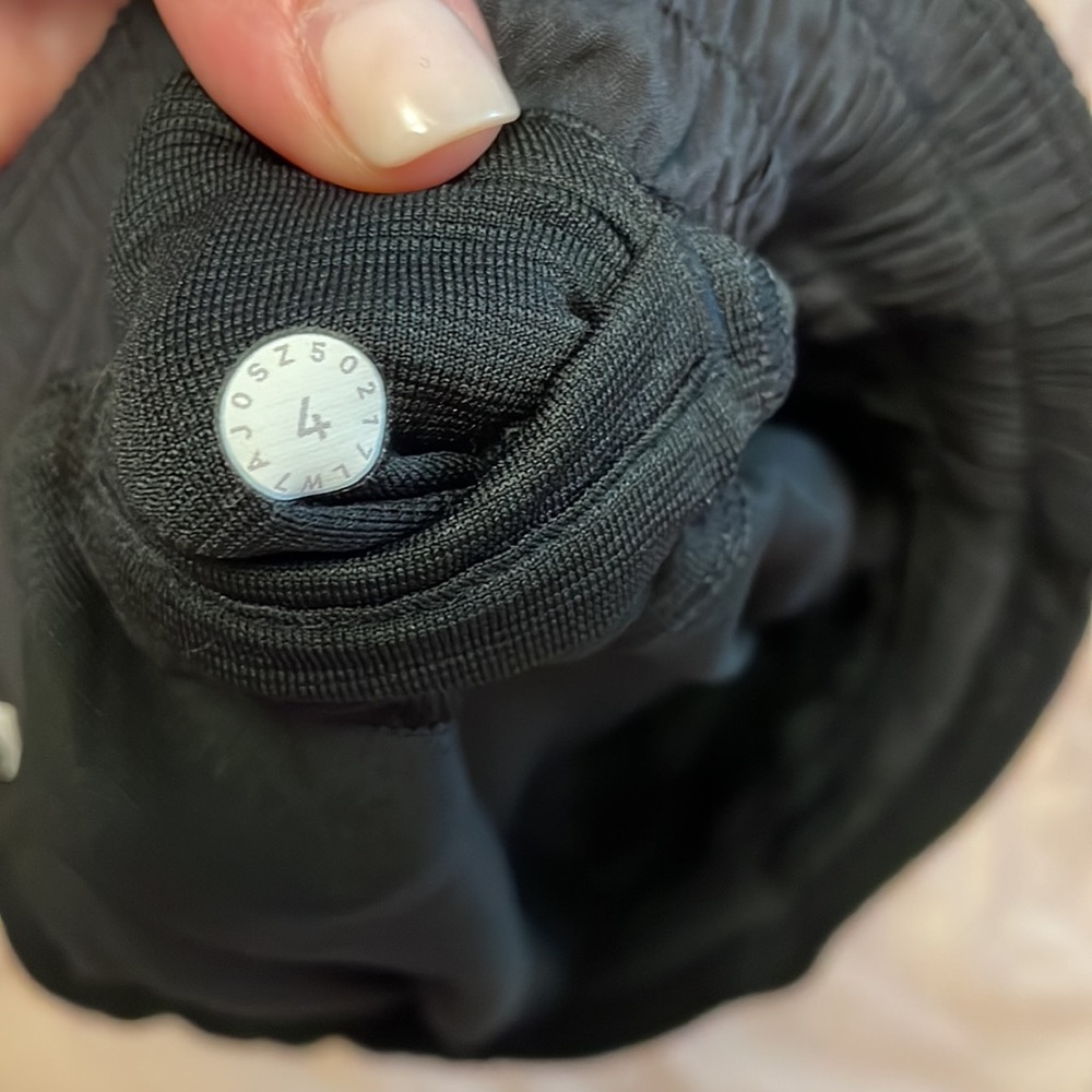 LULULEMON Hotty hot 2.5 low rise shorts - Picture 4 of 4